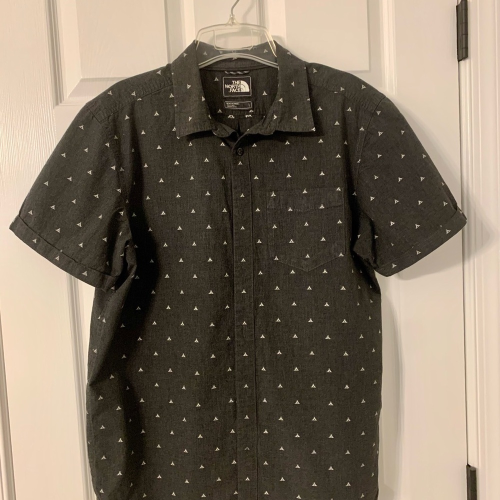 The North Face Mens Button Up Gray Shirt with Pocket Size Lg.